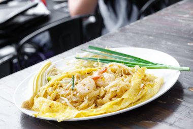 Tayland pirinç noodle ile Keçe Tay karides