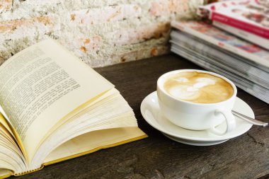 Vintage eski kitap okumak ve kahve