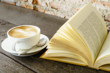 Vintage eski kitap okumak ve kahve