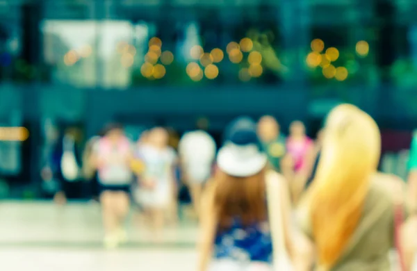 Blur Asiáticos caminando en la ciudad fuera de un centro comercial — Foto de Stock