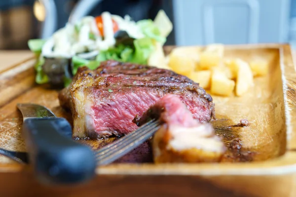 Steak de bœuf d'aloyau moyen grill — Photo