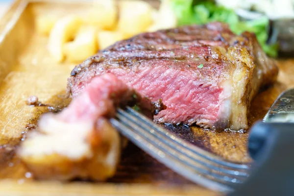 Steak de bœuf d'aloyau moyen grill — Photo
