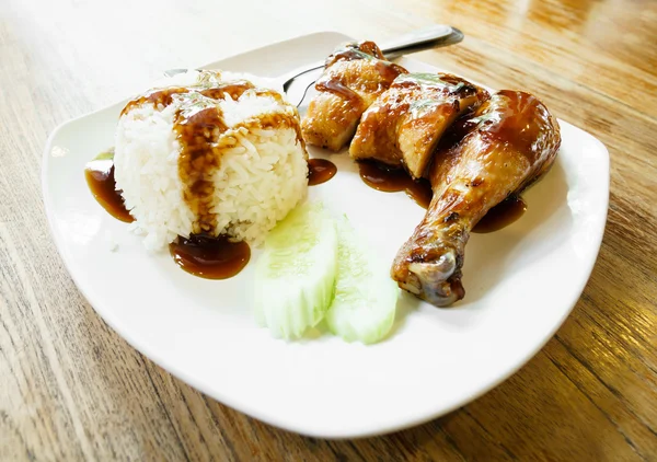 Жареная курица терияки с рисом — стоковое фото