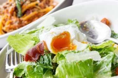 Sezar salatası yumuşak haşlanmış yumurta ile