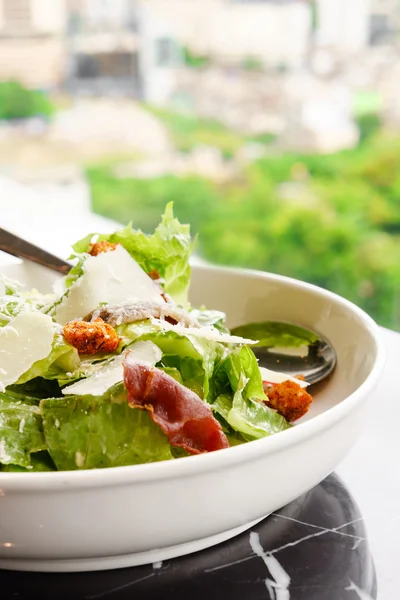 Salada Caesar com ovo cozido macio — Fotografia de Stock