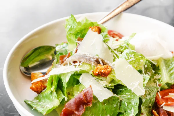 Salada Caesar com ovo cozido macio — Fotografia de Stock