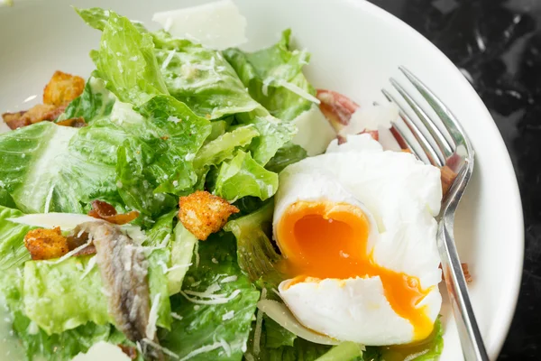 Salada Caesar com ovo cozido macio — Fotografia de Stock
