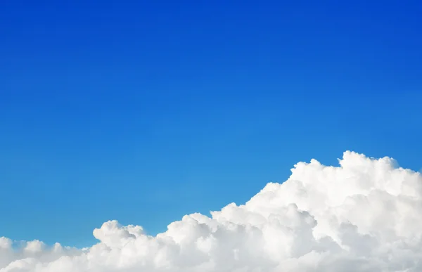 Яркое облачное голубое небо — стоковое фото