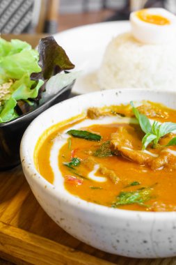 Tay kırmızı köri domuz eti pilav 