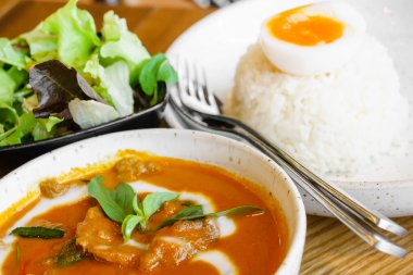 Tay kırmızı köri domuz eti pilav 