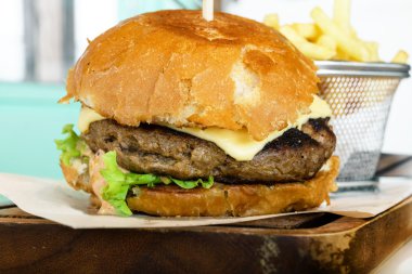 Ev yapımı peynir burger