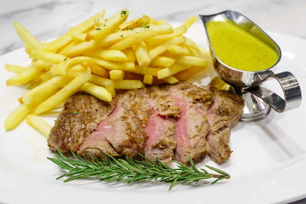 Hovězí steak s hořčičnou omáčkou — Stock fotografie