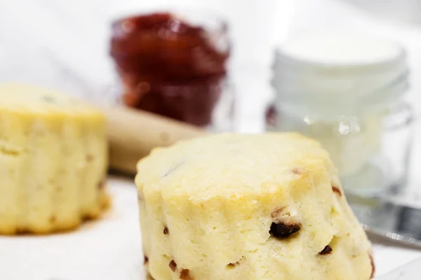 Çörek çilek reçel ve krema ile — Stok fotoğraf