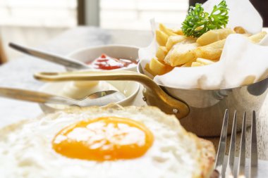 Yumurta ile Fransız tost kızartma