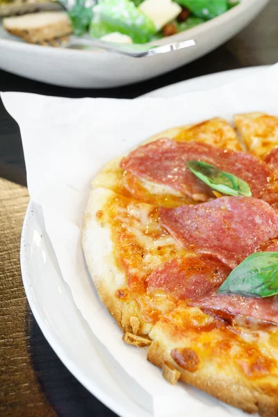 Pizza de Salami Casera —  Fotos de Stock
