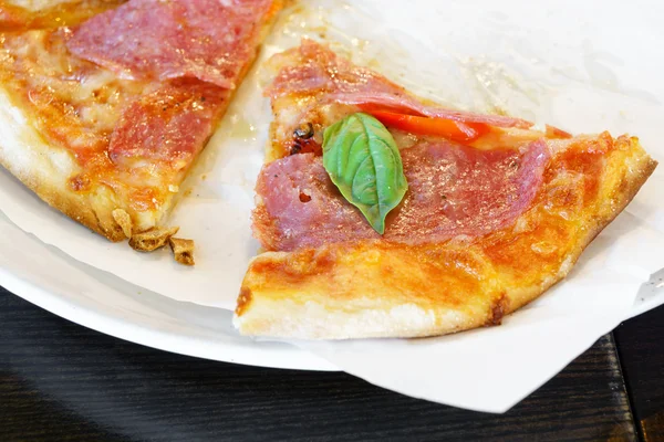 Pizza z salami domowe — Zdjęcie stockowe