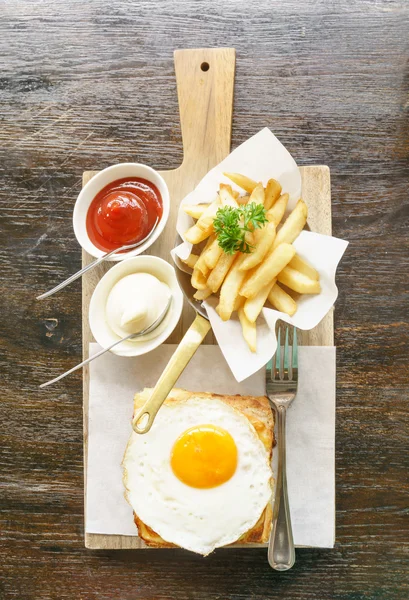 Œuf sur pain grillé avec frite — Photo