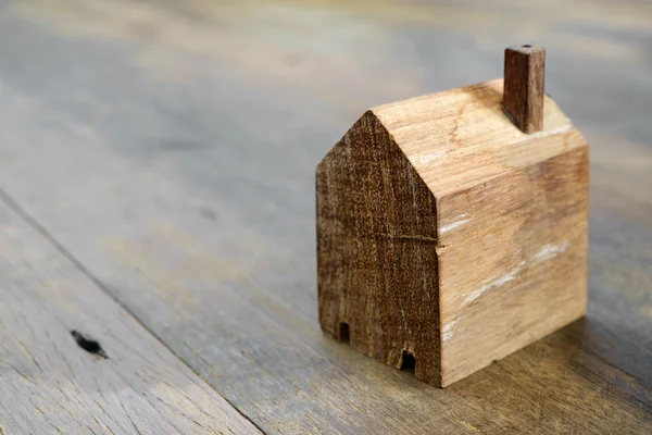 Maison modèle en bois sur table — Photo