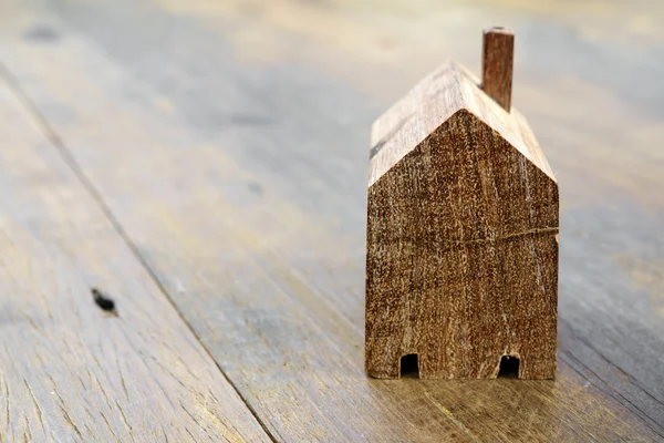 Dom drewniany model na stole — Zdjęcie stockowe