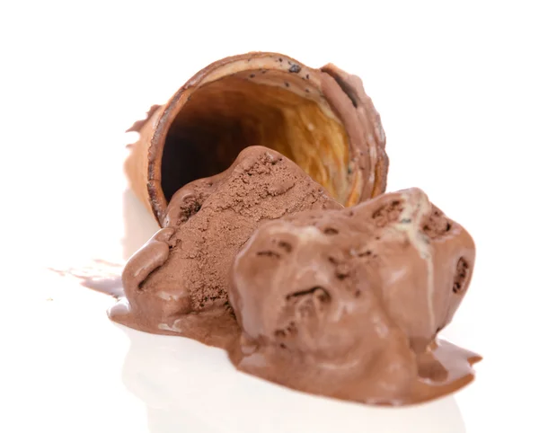 Gota de helado de chocolate cono — Foto de Stock