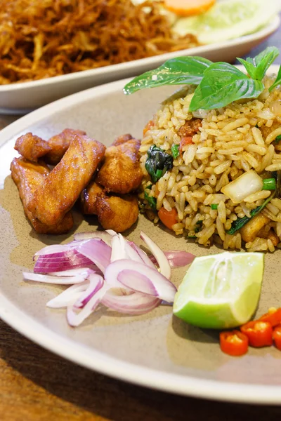 Thailand pedas kari goreng nasi dengan daging babi — Stok Foto