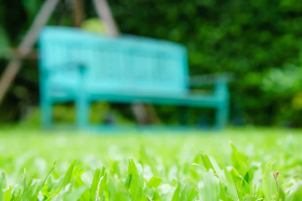 Vintage lavičce na zahradě trávu z nízký úhel záběru — Stock fotografie