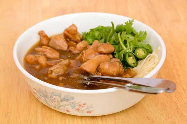 Macarrão chinês com molho de molho de frango — Fotografia de Stock