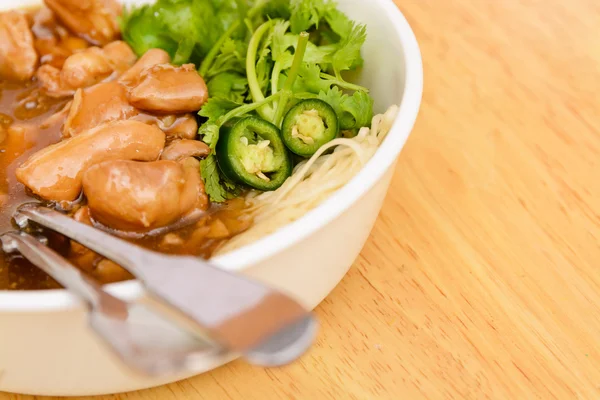 チキン グレービー ソースと中華麺 — ストック写真