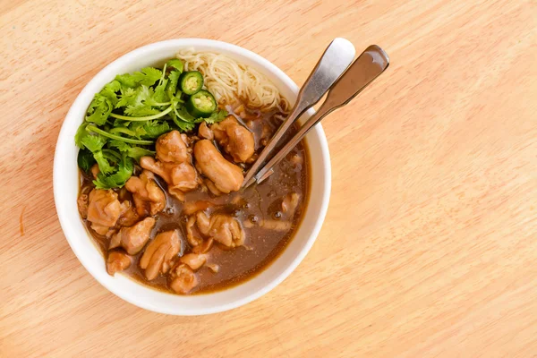 チキン グレービー ソースと中華麺 — ストック写真