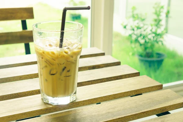Vintage ijs koffie ontspannen tijd door de tuin — Stockfoto