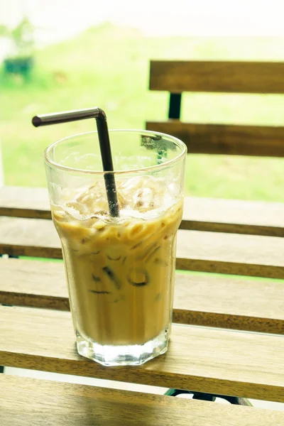 Vintage is kaffe tid att koppla av i trädgården — Stockfoto