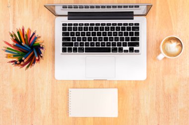 bilgisayar ve kahve ile en iyi görünümü çalışma alanı