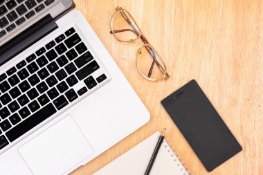 bilgisayar ve kahve ile en iyi görünümü çalışma alanı