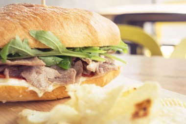 Fransız ekmeği sığır eti mayonez sandviç