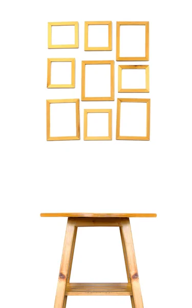 Quadro e tabela de madeira da imagem na parede branca — Fotografia de Stock