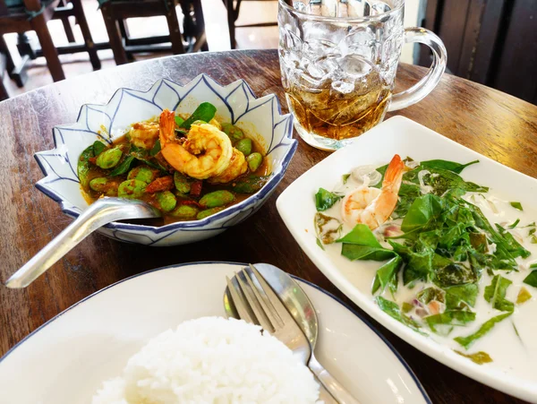 Curry de crevettes thaïlandais au riz — Photo