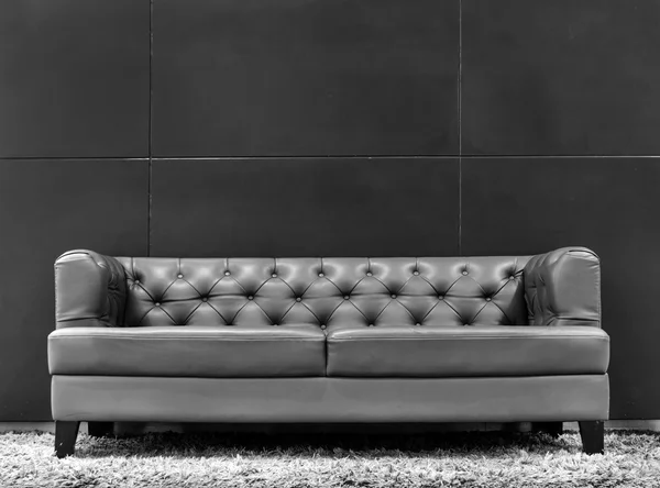 Interiér moderní šedé rozkládací gauč — Stock fotografie