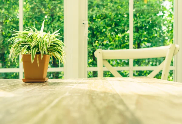 Εκλεκτής ποιότητας ξύλινο τραπέζι λευκό παράθυρο — Φωτογραφία Αρχείου