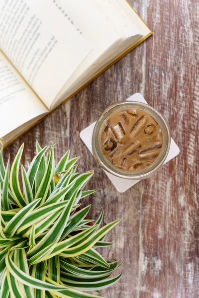 Top view  ice coffee mocha while reading book — Stock Photo, Image