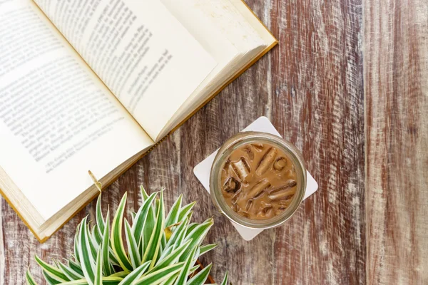 Pohled shora ledové kávy mocha při čtení knihy — Stock fotografie