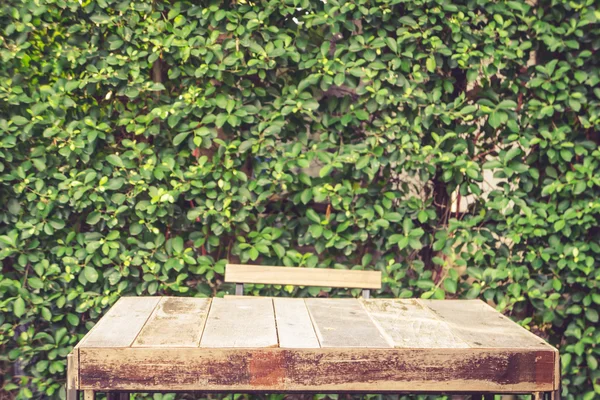 Εκλεκτής ποιότητας ξύλινο τραπέζι στον κήπο — Φωτογραφία Αρχείου