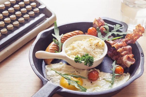 Ontbijt spek ei en macaroni kaas — Stockfoto