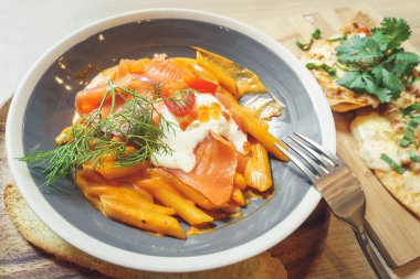 taze somon penne makarna krem peynir