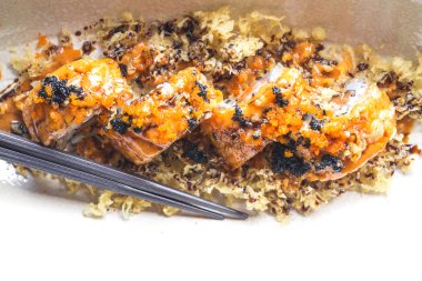 Suşi roll ile Somon ızgara