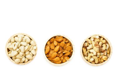 Badem kaju Antep meze beyaz arka plan üzerinde izole ahşap kase