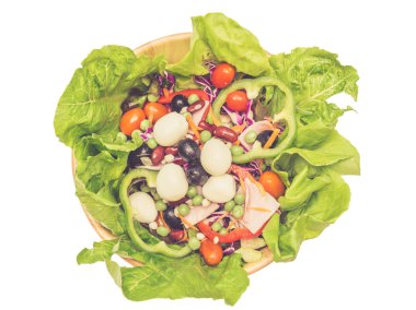 Yeşil meşe salatası yumurta domates biber ve beyaz arka plan üzerinde izole jambon