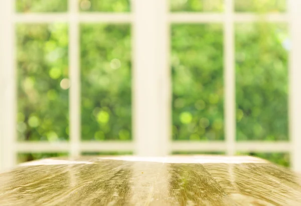 Mesa de madera vintage por fondo de ventana blanco —  Fotos de Stock