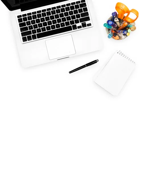 Ноутбук компьютера и стационарные изолированные на белом фоне — стоковое фото