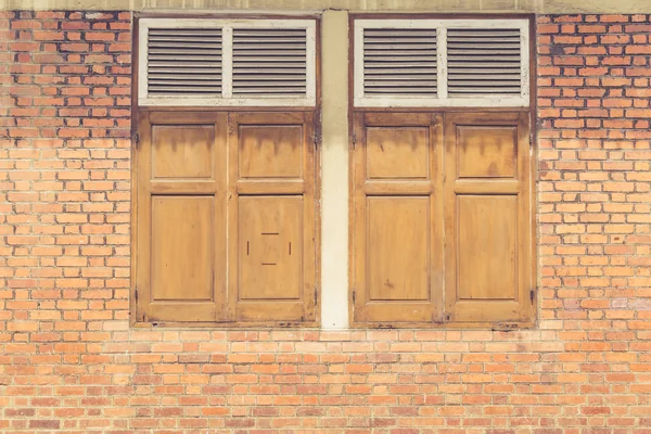 Vintage ventana de madera en la pared de ladrillo — Foto de Stock
