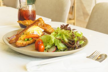 Somon Yumurta benedict ve kruvasan